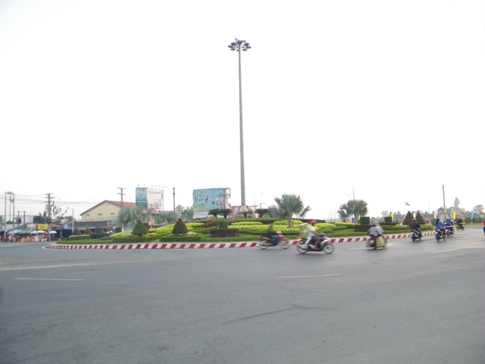 Vòng xoay vào thành phố Tân An được trang trí bằng những cây xanh được các nghệ nhân tạo hình rất đẹp mắt. Vòng xoay vào thành phố Tân An được trang trí bằng những cây xanh được các nghệ nhân tạo hình rất đẹp mắt.
