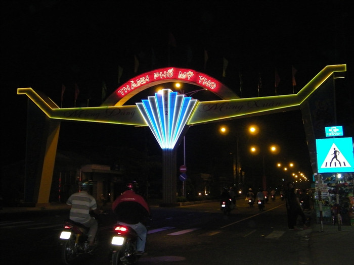 Cổng chào tại TP. Mỹ Tho được trang hoàng rực rỡ. Cổng chào tại TP. Mỹ Tho được trang hoàng rực rỡ.