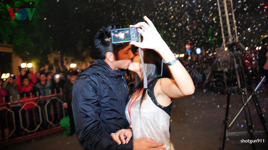 0h 1 phút ngày 1/1/2011 tại quảng trường Nhà Hát Lớn - Hà Nội.