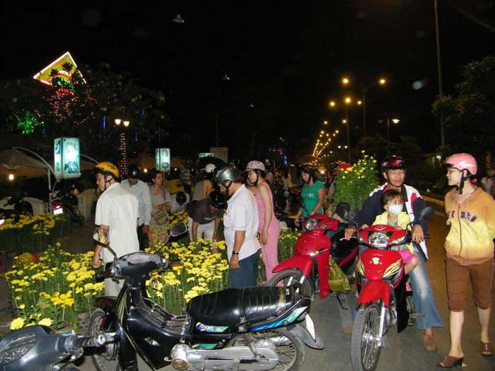 Đến giờ này là 22 giờ, con đường ngợp hoa của đường Nam Kỳ Khởi Nghĩa vẫn tấp nập người mua. Khoảng 1 giờ nữa, chợ hoa này sẽ được dọn dẹp, chuẩn bị đón giao thừa. Đến giờ này là 22 giờ, con đường ngợp hoa của đường Nam Kỳ Khởi Nghĩa vẫn tấp nập người mua. Khoảng 1 giờ nữa, chợ hoa này sẽ được dọn dẹp, chuẩn bị đón giao thừa.