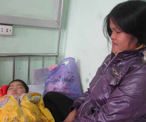 Chị Ngân bên con (Ảnh: MT)