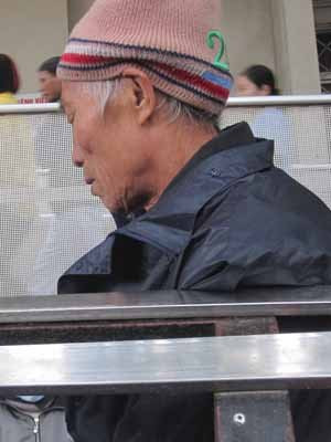 Ông Bách sốt ruột mong tin bố từ phòng bệnh (Ảnh: MT)