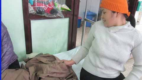 Nhường áo khoác cho con đắp (Ảnh: MT)