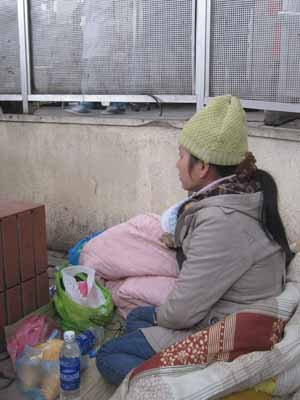 Người khoẻ cũng thành ốm vì dầm dề trong cái lạnh (Ảnh: MT)