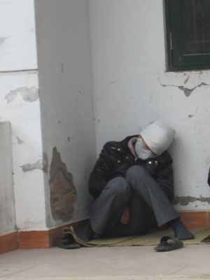 Bất cứ ghế đá, góc hành lang, gốc cây nào cũng có thể trở thành một chỗ đặt lưng (Ảnh: MT)