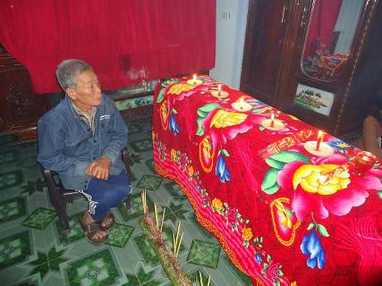 Ông ngoại Việt bên linh cữu cháu Ông ngoại Việt bên linh cữu cháu