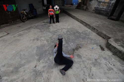 Trẻ em chơi bóng trong ngõ Văn Chương- Hà Nội