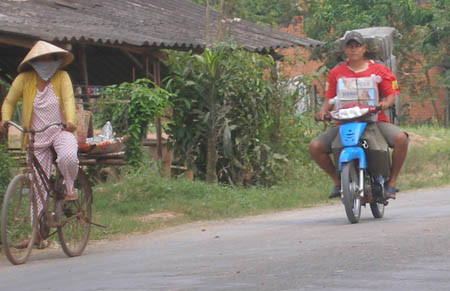 Xe gắn máy “độ” chở hàng lậu ở Đức Hòa (Long An). Xe gắn máy “độ” chở hàng lậu ở Đức Hòa (Long An).