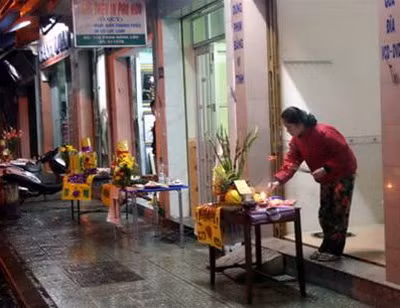 Cúng giao thừa ngoài trời. Ảnh: IE