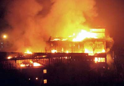 Do mâu thuẫn với vợ, anh Dũng đã nổi lửa thiêu rụi căn nhà (Ảnh minh họa)