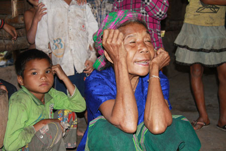 Bà Hồ Thị Mung, ở bản Kai, kể chuyện mình bị “đẩy” lên núi và học được cách chữa bệnh kỳ lạ. Bà Hồ Thị Mung, ở bản Kai, kể chuyện mình bị “đẩy” lên núi và học được cách chữa bệnh kỳ lạ.