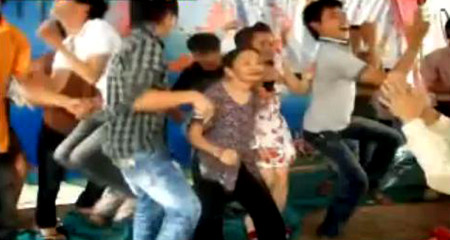 Cụ già hào hứng nhảy giữa đám thanh niên đang quay cuồng. Ảnh chụp từ clip.