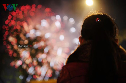 Một cô bé ngắm pháo hoa đêm giao thừa