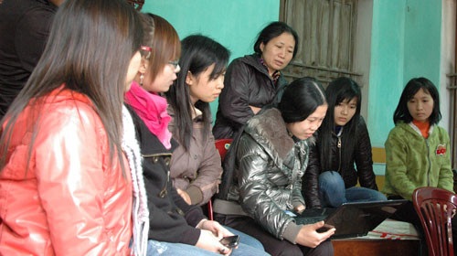 Rất đông người thân, bạn bè đến thăm hỏi gia đình thuyền viên Ngô Văn Lâm. Mọi người thường xuyên cập nhật tin tức trên Internet và gọi vào số điện thoại của Lâm với hi vọng điều kỳ diệu sẽ đến...