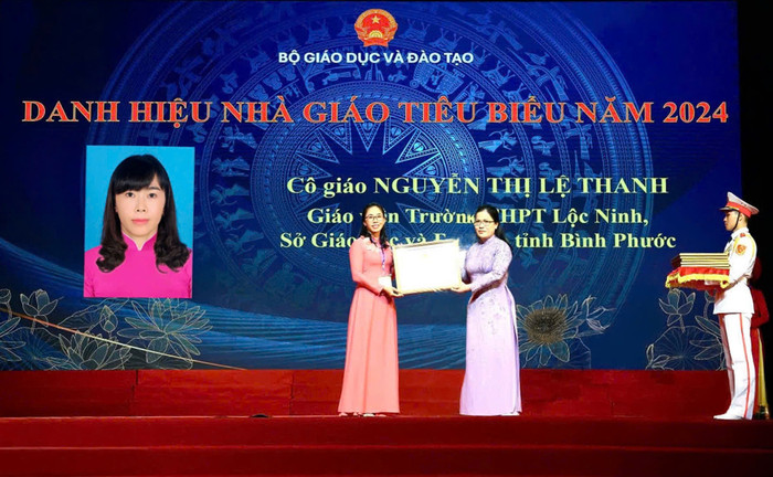 Cô giáo Nguyễn Thị Lệ Thanh vinh dự được bà Nguyễn Thị Kim Chi - Thứ trưởng Bộ Giáo dục và Đào tạo trao bằng khen, vinh danh Nhà giáo tiêu biểu năm 2024. (Ảnh: NVCC) trao bang.jpg
