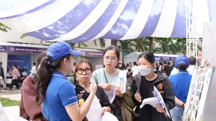 Sinh viên Trường Đại học Sư phạm, Đại học Đà Nẵng tham gia Ngày hội việc làm sinh viên năm 2024 tại khuôn viên trường học. (Ảnh: Website nhà trường) sv đhsp dn.png
