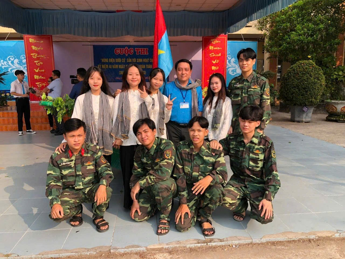 Thầy Lạc chụp ảnh kỷ niệm cùng các em học sinh tham gia cuộc thi “Hùng biện dưới cờ”. (Ảnh: NVCC) ad-4nxd39wsawwf3pjedpyumb1lsikwm-tgiyofx5r6ugow5fjdeocfhn8ialw4d2azce-vkqjujsjut-x3xtllel5a-6ylpesflkunqkmn4ory3volc2jgpjsdps-xpjrxlhjtqj5xvda-6455.png