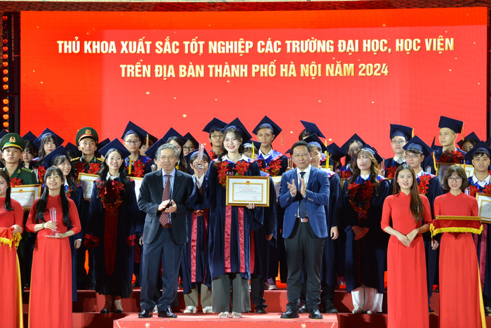 Đinh Trần Yến Nhi là 1 trong 100 thủ khoa xuất sắc được vinh danh tại Lễ Tuyên dương Thủ khoa tốt nghiệp các trường đại học, học viện trên địa bàn thành phố Hà Nội năm 2024. (Ảnh: NVCC) IMG_1026.JPG