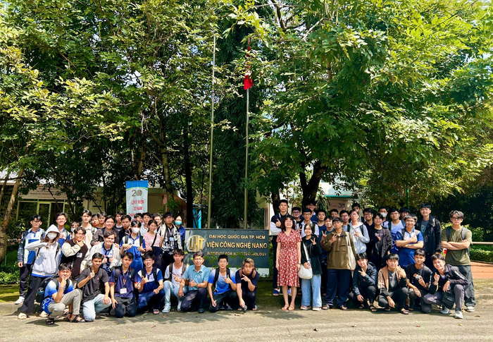 Sinh viên ngành Thiết kế vi mạch đi thăm quan một số phòng nghiên cứu và thực hành (Lab tour) tại Viện công nghệ Nano, Đại học Quốc gia Thành phố Hồ Chí Minh. (Ảnh: NTCC) sinh vien hcmus 2.png