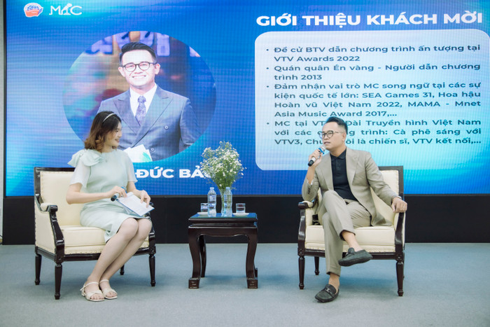 Nữ thủ khoa Đinh Trần Yến Nhi làm người dẫn chương trình cho workshop "Road to Luminous" cùng khách mời là MC Đức Bảo do Câu lạc bộ MC - Học viện Ngoại giao tổ chức. (Ảnh:NVCC) DUY_1733.jpg