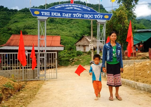 Em Hồ Thim cùng mẹ đến dự lễ khai giảng với bộ quần áo cũ, đôi dép cũ. Em Hồ Thim cùng mẹ đến dự lễ khai giảng với bộ quần áo cũ, đôi dép cũ.