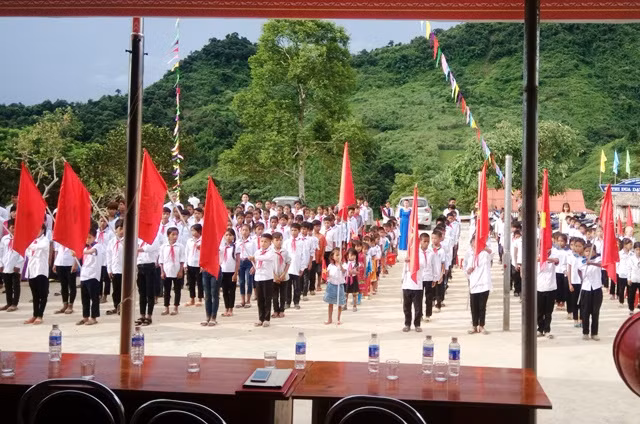 Dù còn nhiều khó khăn, vất vả nhưng lễ khai giảng tại Trường Phổ thông dân tộc bán trú Tiểu học và Trung học sở sở số 2 Trọng Hóa được nhiều học sinh háo hức chào đón. Dù còn nhiều khó khăn, vất vả nhưng lễ khai giảng tại Trường Phổ thông dân tộc bán trú Tiểu học và Trung học sở sở số 2 Trọng Hóa được nhiều học sinh háo hức chào đón.