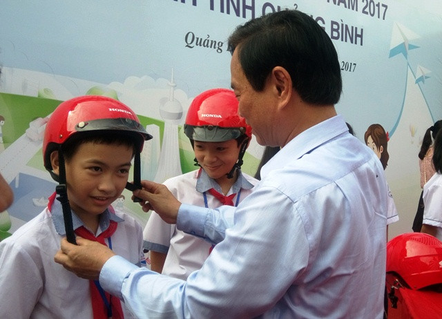 Lãnh đạo Giáo dục và Đào tạo tỉnh Quảng Bình đội mũ bảo hiểm cho các em học sinh (Ảnh: P.T) Lãnh đạo Giáo dục và Đào tạo tỉnh Quảng Bình đội mũ bảo hiểm cho các em học sinh (Ảnh: P.T)