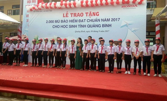 2.000 em học sinh ở Quảng Bình được tặng mũ bảo hiểm để đảm bảo an toàn khi tham gia giao thông. (Ảnh: P.T) 2.000 em học sinh ở Quảng Bình được tặng mũ bảo hiểm để đảm bảo an toàn khi tham gia giao thông. (Ảnh: P.T)
