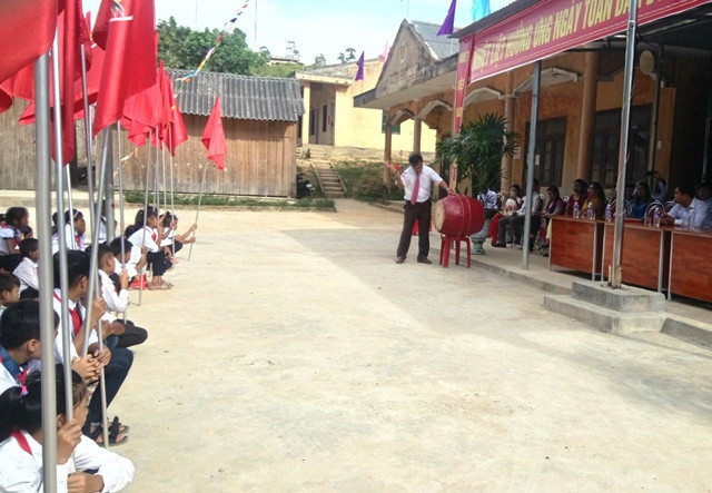 Thầy hiệu trưởng đánh trống khai trường.