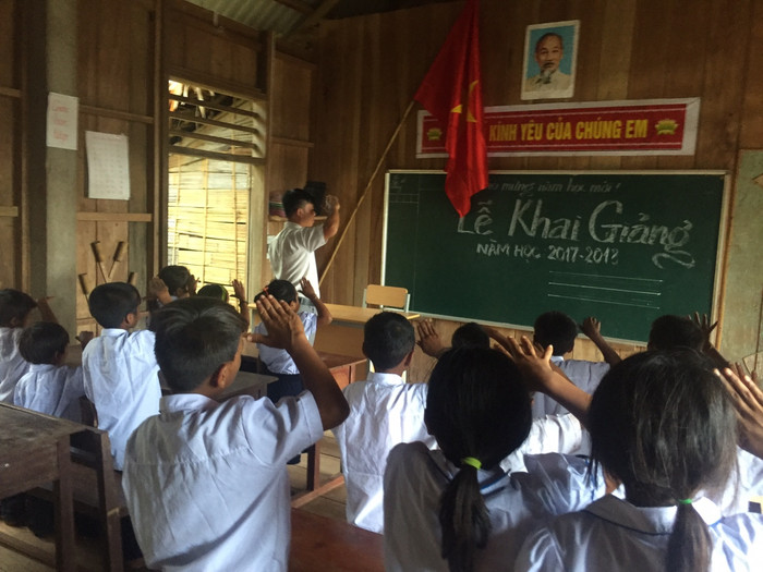 Vì địa hình hiểm trở, xa trung tâm nên các thầy giáo tự tổ chức lễ khai giảng cho học sinh.