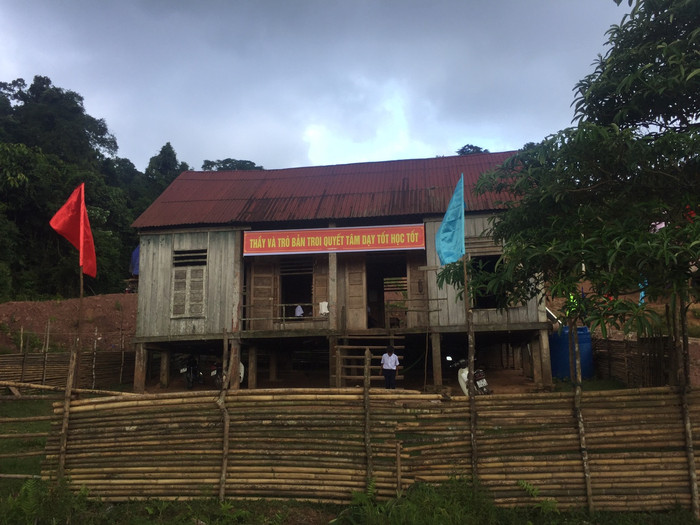 Điểm trường này có 2 lớp ghép, do 3 thầy giáo phụ trách. Đầu năm học mới, thầy trò cùng phụ huynh học sinh điểm trường này đã cùng nhau chặt tre, nứa rào trường, rào lớp, vệ sinh trường học để đón năm học mới.