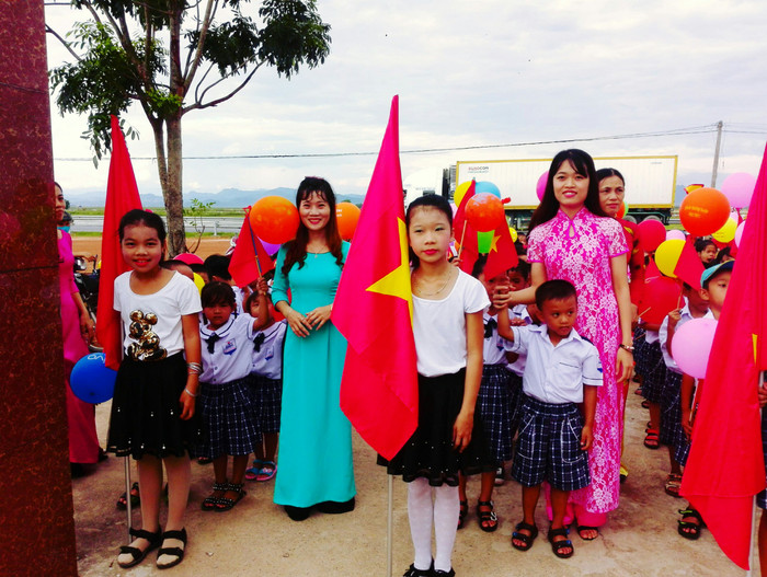 Đón các em học sinh lớp 1 vào trường.