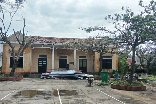 Nhiều trường học thiệt hại rất nặng nề sau bão. Hiện các ban ngành tỉnh Quảng Bình đang khắc phục hậu quả để học sinh sớm quay lại trường học.