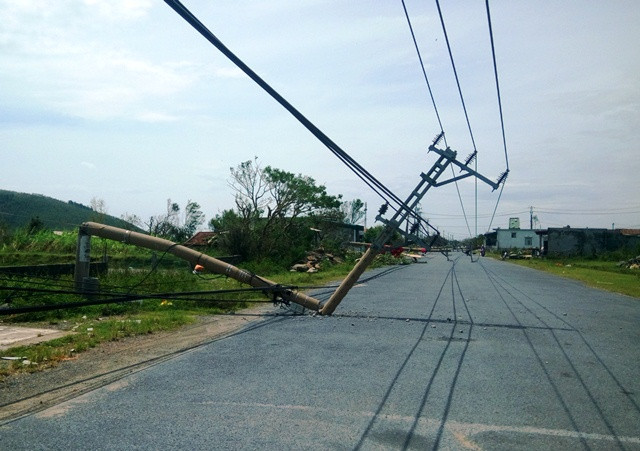 Cột điện ở nhiều nơi đổ ngổn ngang.