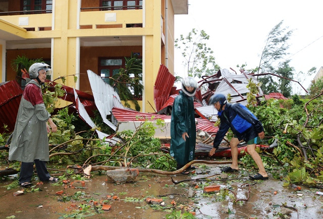 Thầy cô trường THCS xã Quảng Đông dọn dẹp, khắc phục hậu quả.