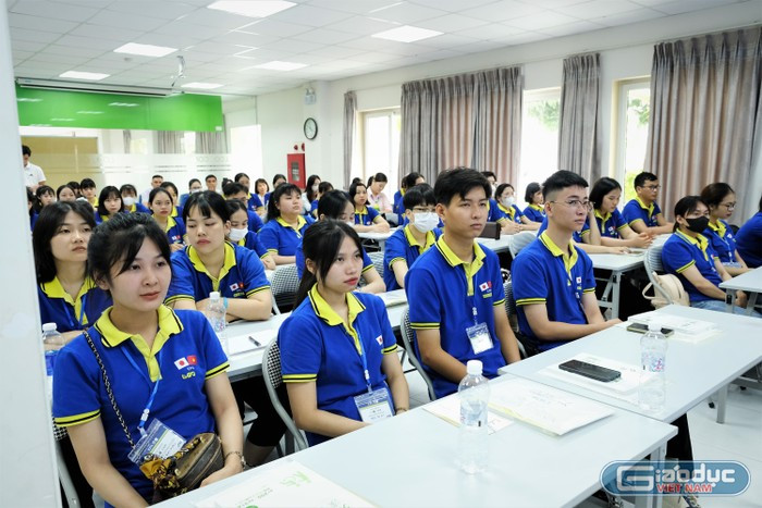 Ứng viên EPA tại lễ xuất cảnh cho ứng viên khóa 11 - chương trình đưa ứng viên điều dưỡng và nhân viên chăm sóc Việt Nam sang làm việc tại Nhật Bản trong khuôn khổ Hiệp định đối tác kinh tế Việt Nam Nam - Nhật Bản (ứng viên EPA). Ảnh: Thi Thi. gdvn-9-321.jpg