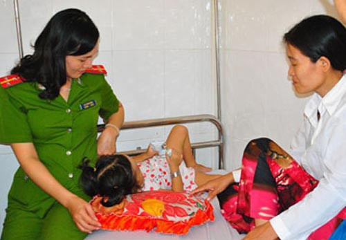 Bé nghi bị bạo hành: Thông tin trái chiều ảnh 2 Bé nghi bị bạo hành: Thông tin trái chiều, Tin tức trong ngày, bao hanh tre em, bao luc gia dinh, danh dap tre em, tre em, bao hanh toi chet, danh dap tan nhan, tre tu vong, tu vong o tre, bao, tin nhanh, tin hot, tin tuc