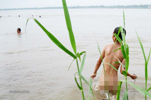 Bãi “tắm tiên”: Nơi nảy nở… “tình gay”?, Tin tức trong ngày, tam tien bai song hong, tam tien, tam tien song hong, bai tam tien, di tam tien, tam tap the, bai song hong, bai giua song hong, nguoi dong tinh, tinh gay, bao, tin hay, tin hot, tin tuc