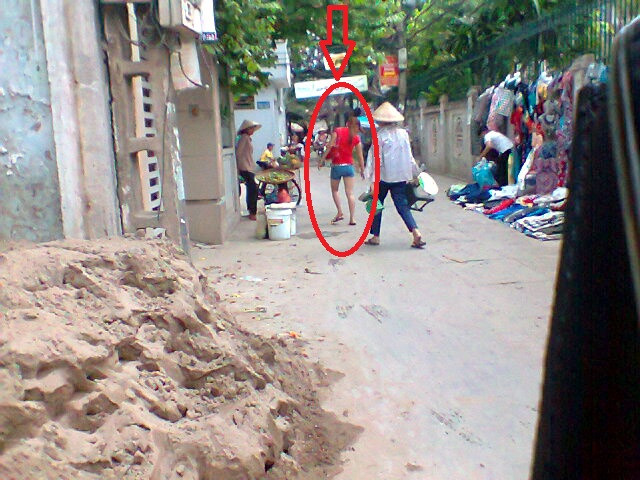 Đối tượng tự xưng là Ngọc Hương đi xe máy đến gần điểm hẹn, gửi xe trước khi vào nhà nghỉ Đối tượng tự xưng là Ngọc Hương đi xe máy đến gần điểm hẹn, gửi xe trước khi vào nhà nghỉ