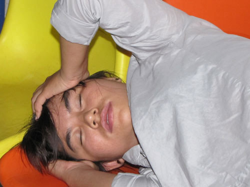 Y sĩ hành hung đồng nghiệp bằng ghế sắt, Tin tức trong ngày,