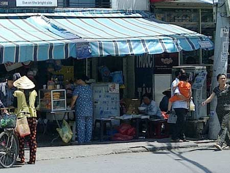 Phong bì: “Vé an toàn” khi nằm viện ảnh 1 Phong bì: “Vé an toàn” khi nằm viện, Tin tức trong ngày, Phong bi, ve an toan, ban phong bi, sap bao, quan nuoc, cong benh vien, Benh vien Ung buou, bac si, suc khoe, bao.