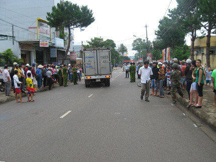 Nhiều người dân chứng kiến Cơ quan điều tra tiến hành thực nghiệm điều tra Bà lão chặn xe cứu người: Nạn nhân đã tử vong