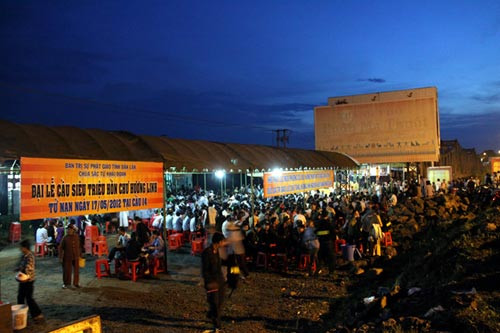 Đại lễ cầu siêu nơi thảm nạn Sêrêpôk ảnh 4 Đại lễ cầu siêu nơi thảm nạn Sêrêpôk, Tin tức trong ngày, lat xe khach, tai nan giao thong, cau serepok, hien truong tai nan, cuu ho tai nan giao thong, benh vien, nguoi chet, nguoi bi thuong, tai nan xe khach, tin tuc