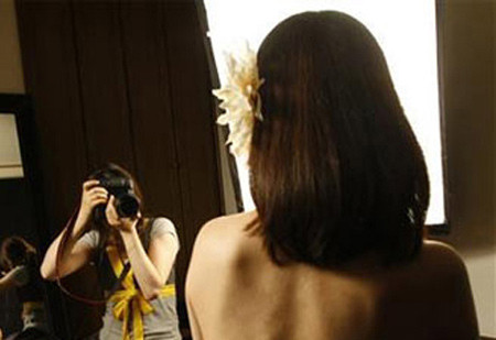 Mỹ nữ Hà thành rộ “mốt” chụp ảnh... không quần áo ảnh 1