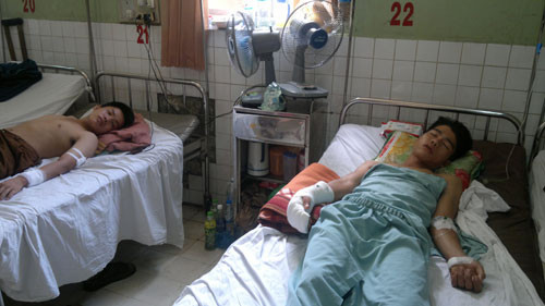 Truy sát đẫm máu trong quán nhậu, 3 người trọng thương ảnh 1 Giang hồ truy sát trong quán, chém 3 người trọng thương