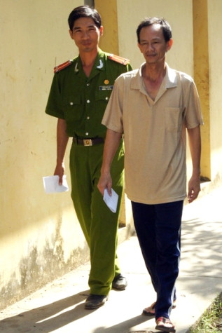 Ông Trần Văn Tân bị truy tố đến hai tội là “đánh bạc” và “cưỡng đoạt tài sản”.