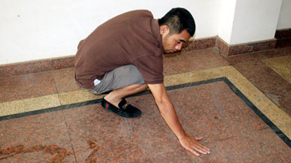 Luộc trứng trên nền nhà, có liên quan đến tâm linh? ảnh 1 Luộc trứng trên nền nhà, có liên quan đến tâm linh? ảnh 1
