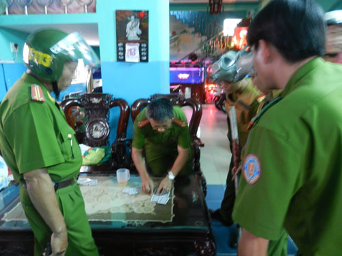 Chùm ảnh: Bắt tên nghiện khống chế bạn gái trong khách sạn ảnh 1 Bắt tên nghiện khống chế bạn gái trong khách sạn