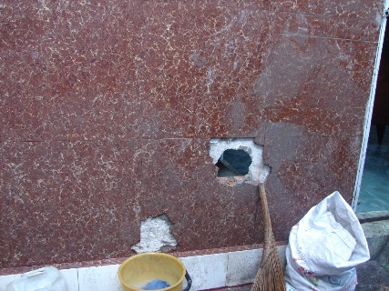 Bức tường bị vỡ do bình khí phát nổ. Bức tường bị vỡ do bình khí phát nổ.