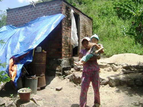 Cha cô gái “người rừng” phủ nhận hại con, Tin tức trong ngày, co gai nguoi rung, nguoi rung, bao hanh tre em, bo me danh con, duoi con vao rung, co be nguoi rung, chau be nguoi rung, bao, tin hay, tin hot, tin tuc